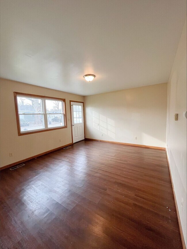 Building Photo - Large 2 Bedroom