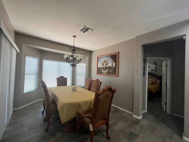 Foto del edificio - Clean and well maintained 4 bedroom home f...