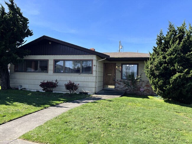 Foto del edificio - 3 Bed Eureka Home With Large Fenced Yard, Deck & Views Of The Bay! Small Pets Considered