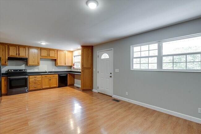 Building Photo - Charming 3-Bed / 2-Bath Home