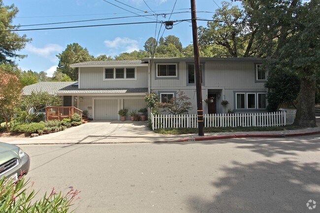 Building Photo - 159-163 Porteous Ave