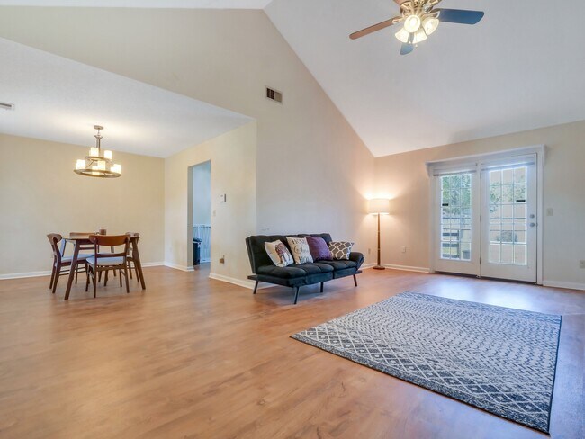 Building Photo - 862 Birchwood Ln
