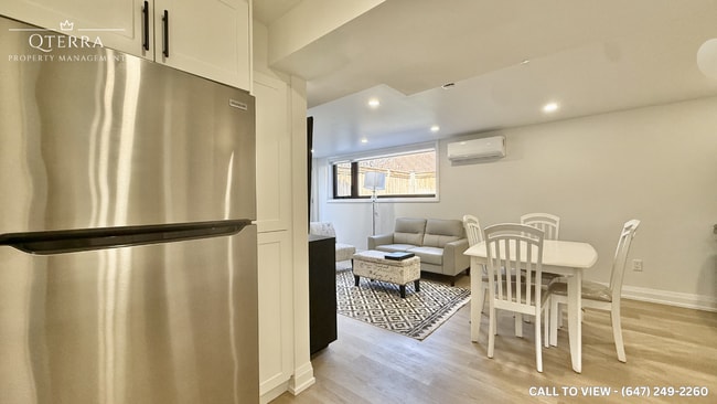 Building Photo - 171 Sloane Av