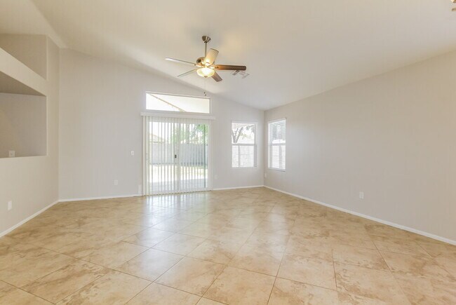 Foto del edificio - 10435 W Medlock Dr