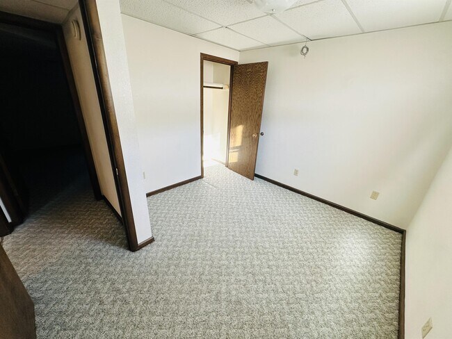 Building Photo - 833 S Merton St