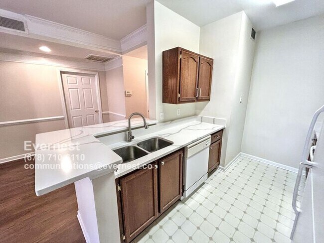 Foto del edificio - 2700 Pine Tree Rd NE