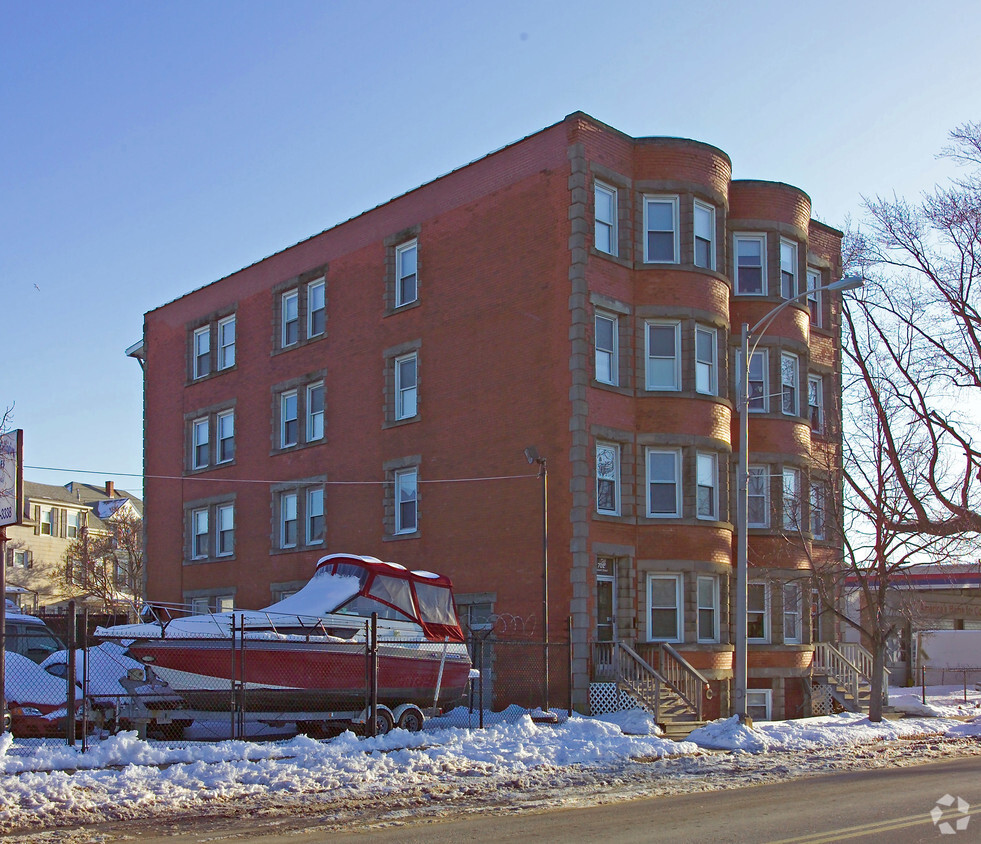 Building Photo - 702 Pleasant St