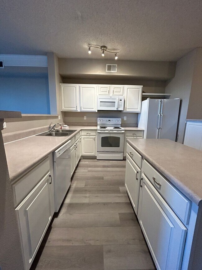 Foto del edificio - 2Br/2Ba Townhouse with Attached Garage