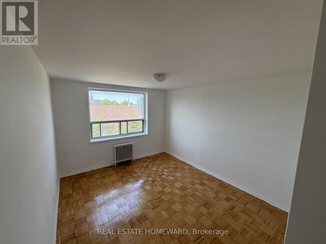 Photo du bâtiment - 1765 Lawrence Ave E