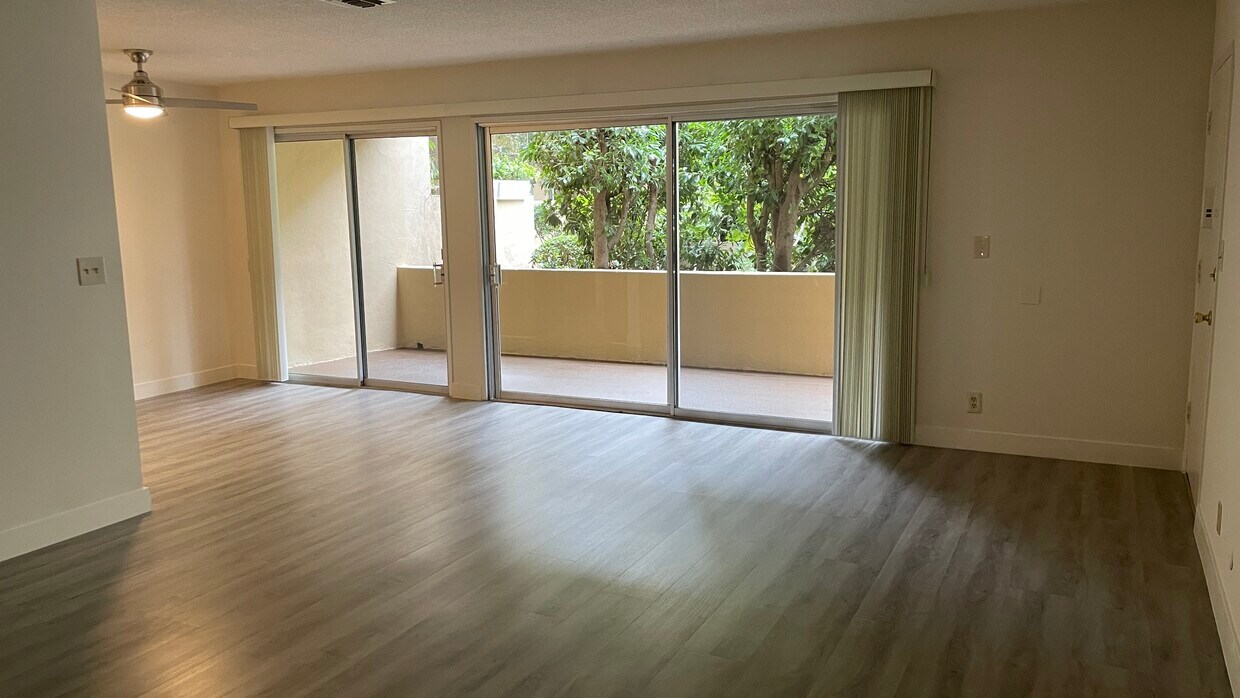 Foto principal - 17424 Burbank Blvd