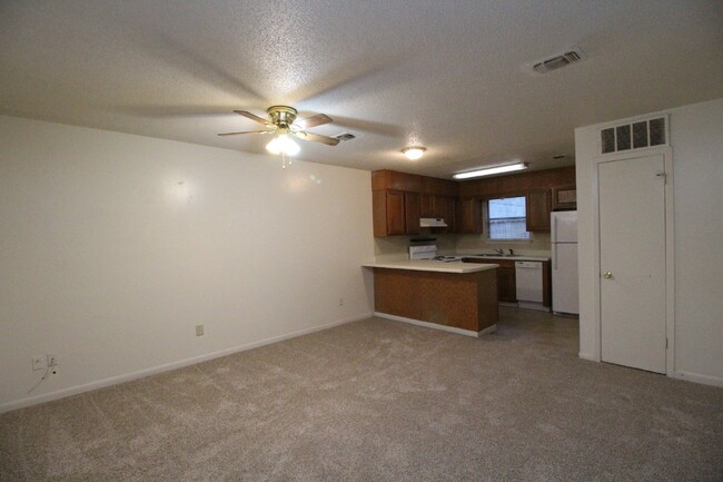 Building Photo - 2 bedroom 1.5 bathroom townhome in SE Pens...