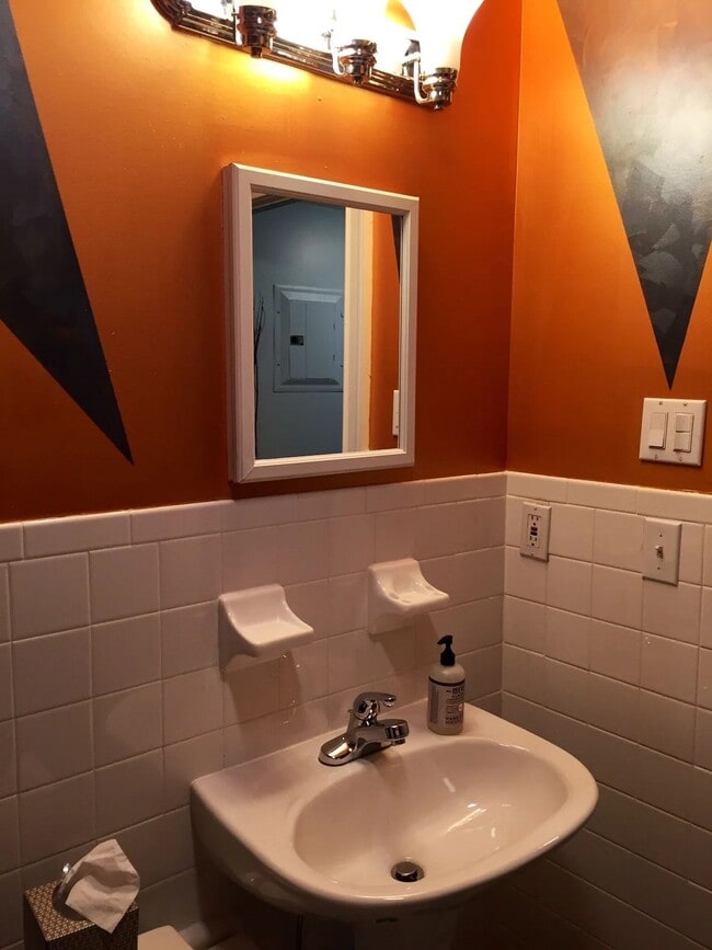 Building Photo - 23 E 129th St