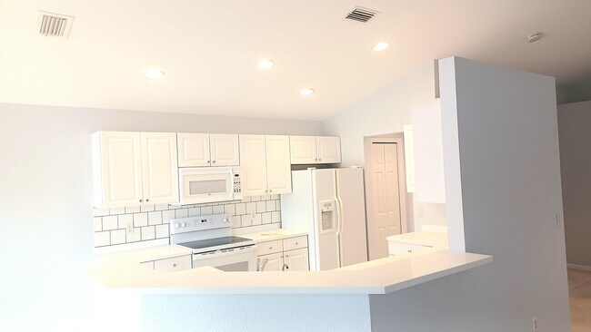 Building Photo - 12216 SE Plandome Dr