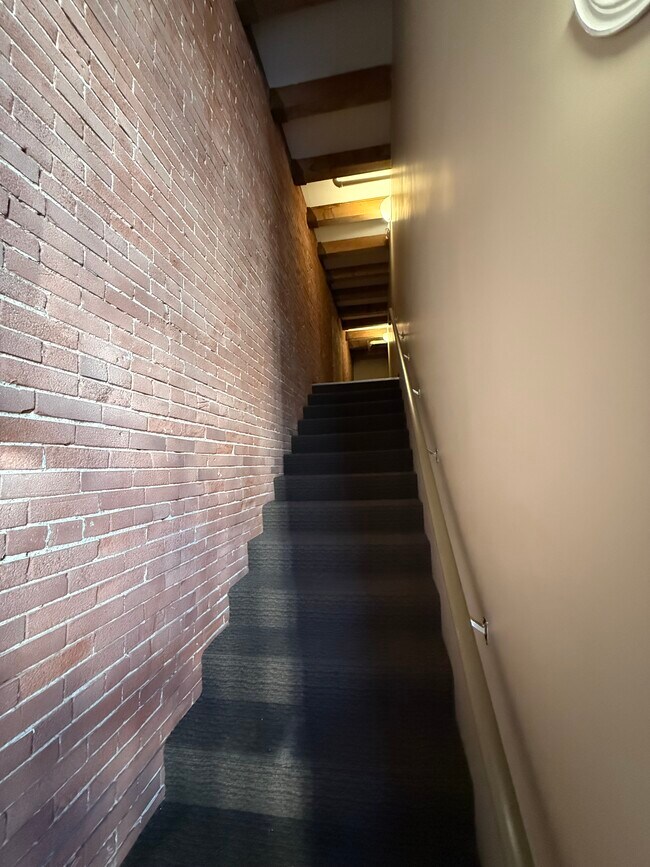 Escalera de acceso a la unidad - 26 N 3rd St