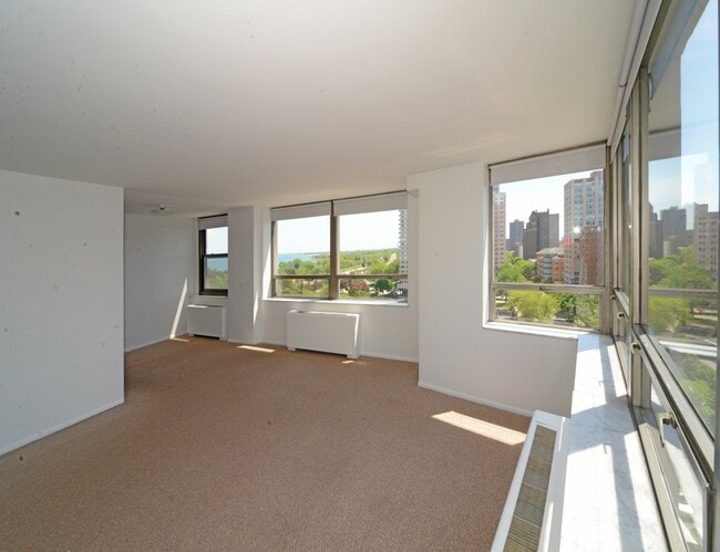 Building Photo - 5701 N Sheridan Rd