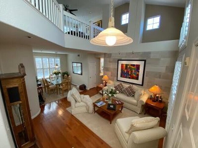 Building Photo - 3 Bed 3.5 Bath + Loft, In Downtown Danvill...
