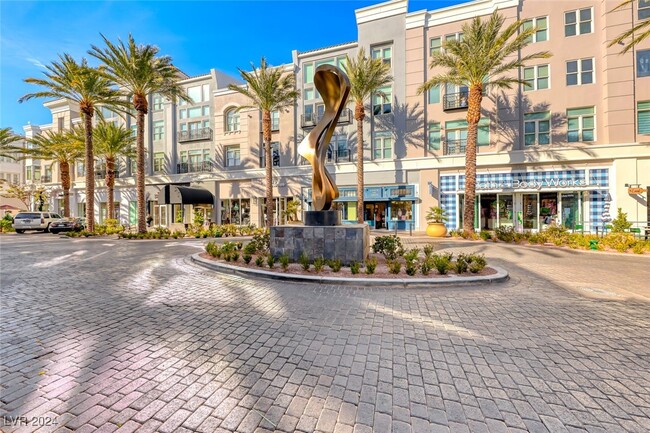 Foto del edificio - 2240 Village Walk Dr