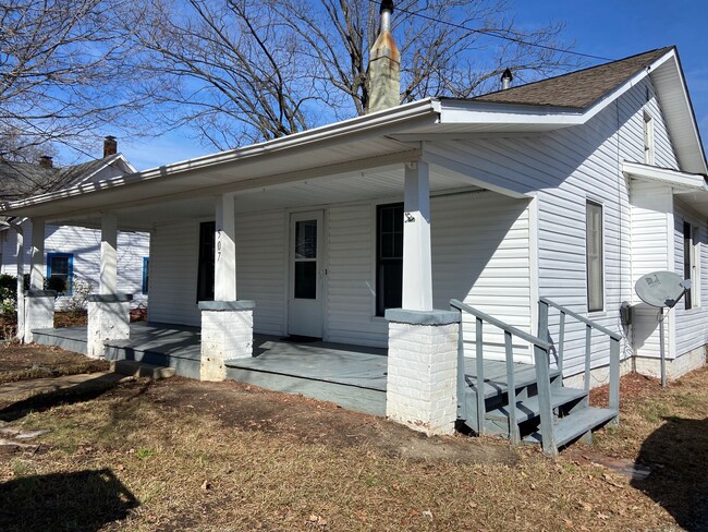 Building Photo - 2 Bedroom, 1 Bathroom House in Thomasville!