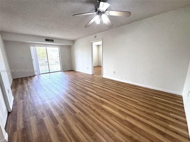 Foto del edificio - 8240 SW 210th St