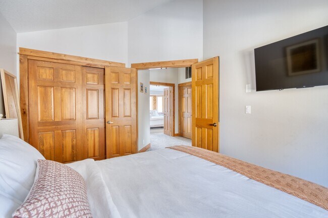 Building Photo - Furnished Bend 3 Bed 2.5 Bath w/ Office, Expansive Backyard and RV Parking