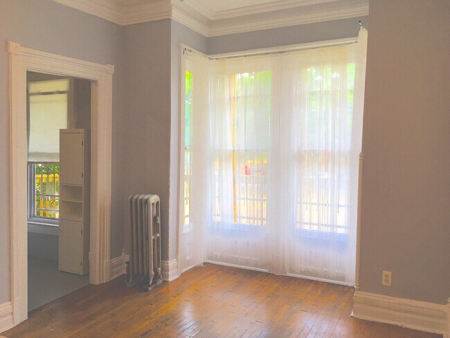 Studio main room - 933 Calumet St