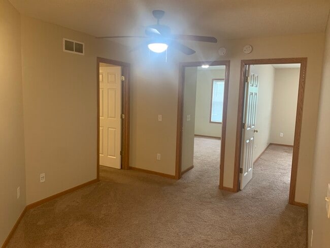Building Photo - Beautiful Townhome in Desired Woodbury Nei...