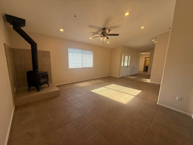 Foto del edificio - 4BR/2BA HOME w/ attached garage, usable land, fenced in back yard in CAMPO available!