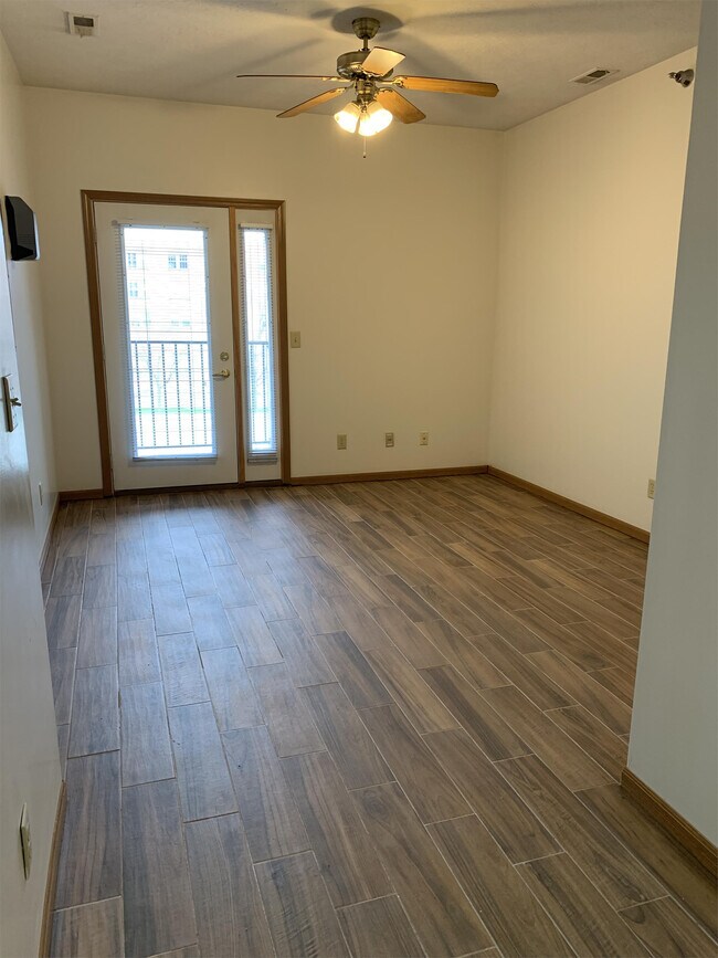 Building Photo - 135 S River Rd