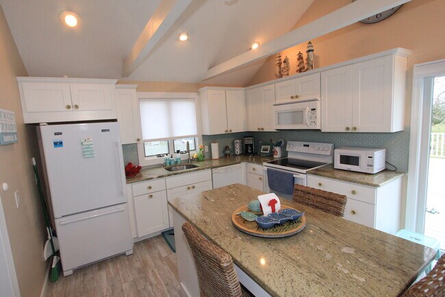 Building Photo - 32 Tupper Ave