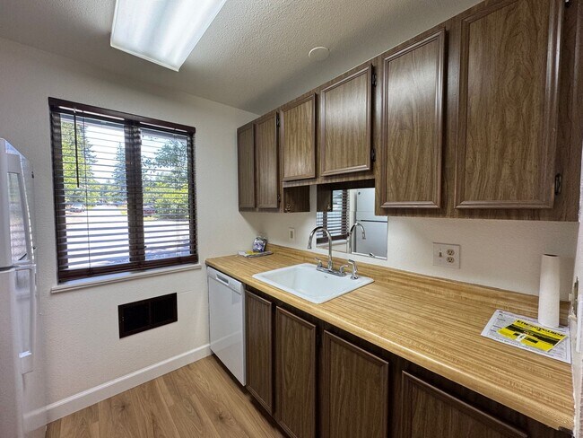 Foto del edificio - Charming Condo with Creek Views, Laminate ...