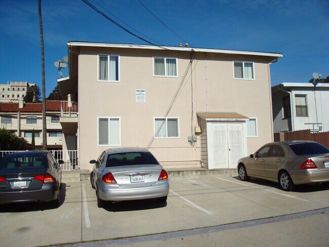 Building Photo - USD-adjacent 3 bedroom 1 bath apartment