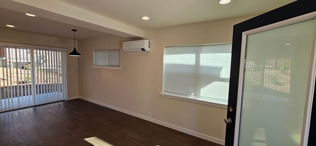 Foto del edificio - Brand New Three-Bedroom Townhomes, 1/2 a m...