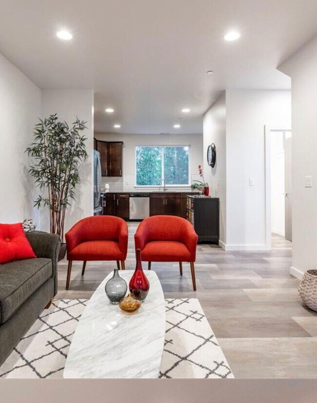 Foto del edificio - Spacious 3-Story at a Modern Community Featuring 3 Bedrooms 3.5 Bathrooms