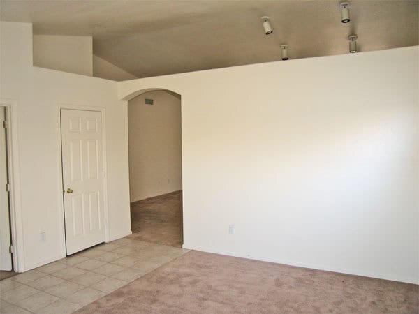 Building Photo - Great 4 bedroom 2 bathroom single level ho...