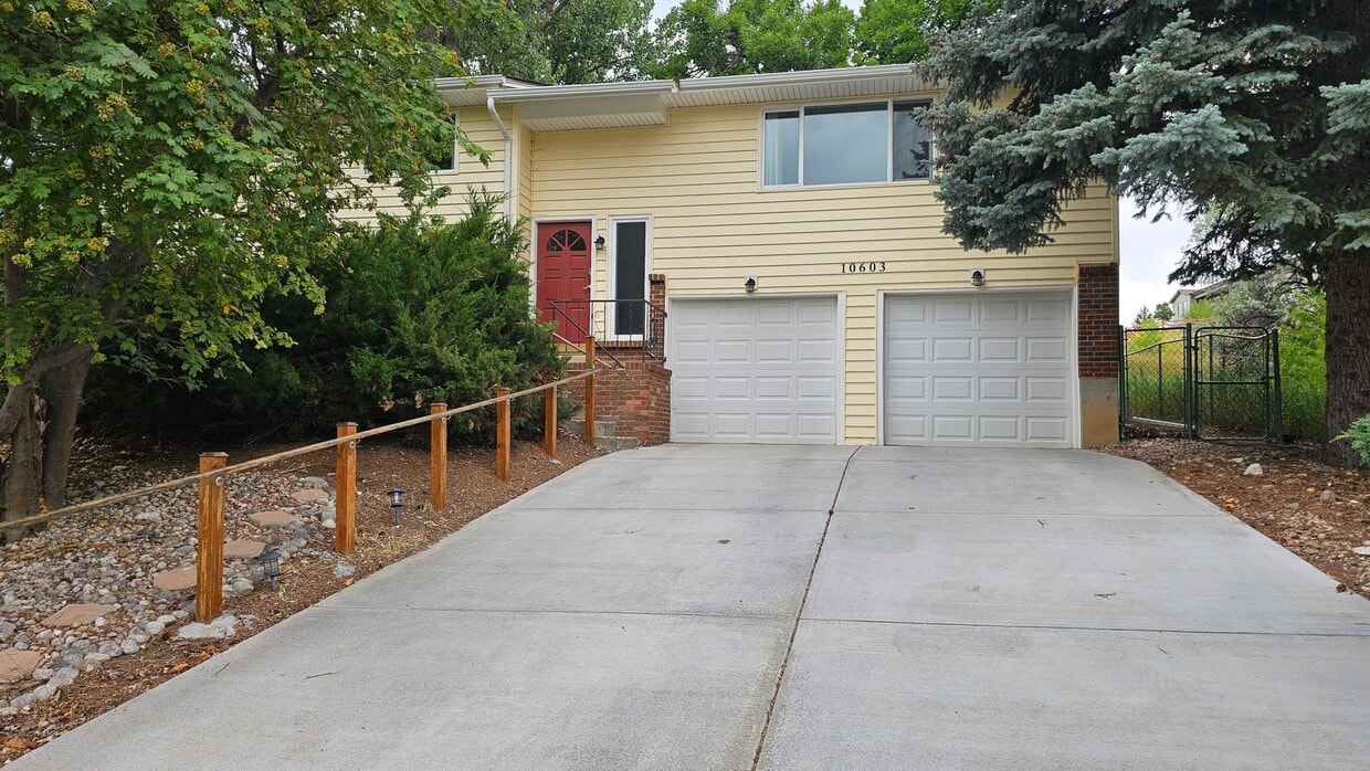 Spacious Bi Level home backing to open space - Spacious Bi Level home backing to open space