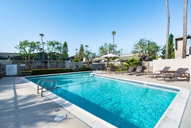 Building Photo - Beautifully Remodeled Tri-Level Condo With...
