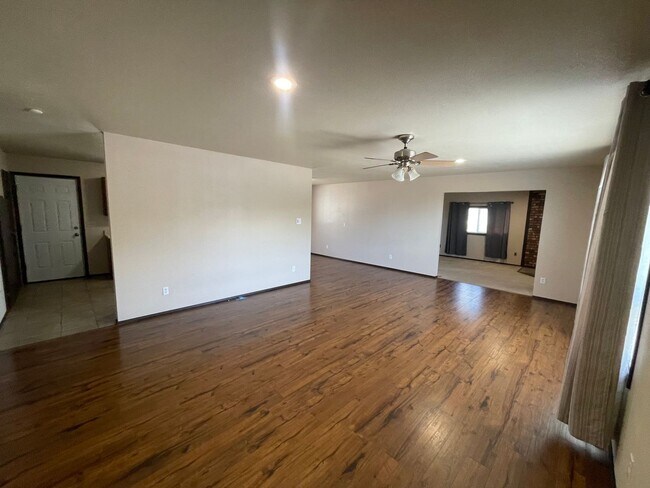 Building Photo - Home for Rent w/ Detached Garage!