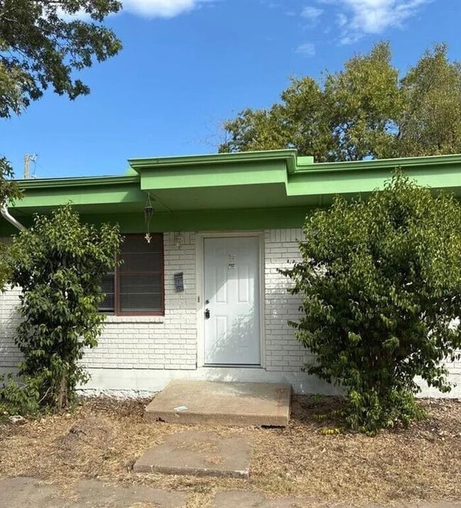 Building Photo - 606 W 4th St