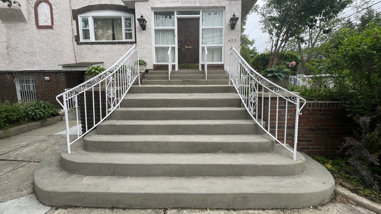 Private Entry - 425 S 46th St