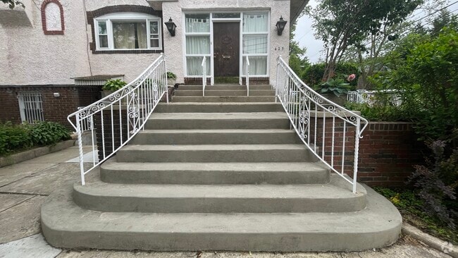 Building Photo - 425 S 46th St