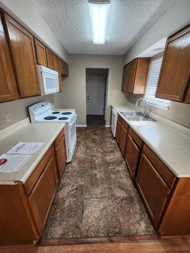 Building Photo - 3 bed 2 bath townhome, 1 car garage and 1 carport