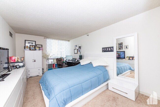 Building Photo - Beautiful 1B 1B condo with breathtaking ci...