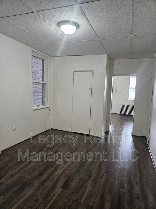 Building Photo - 424 S Poplar St