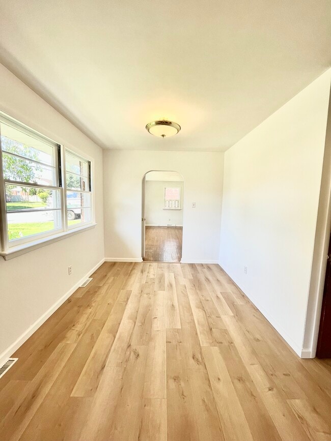 Foto del edificio - 117 Elmwood Rd