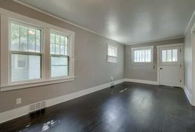 Foto del edificio - 2722 Crown Point Ave