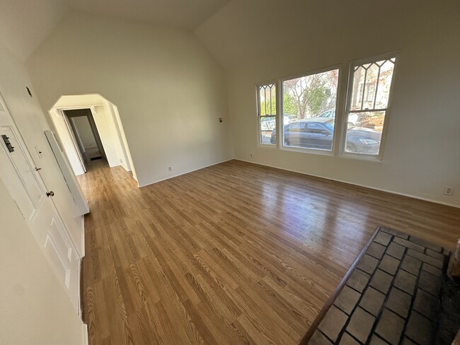 Building Photo - 1217 Cottage Grove Ave