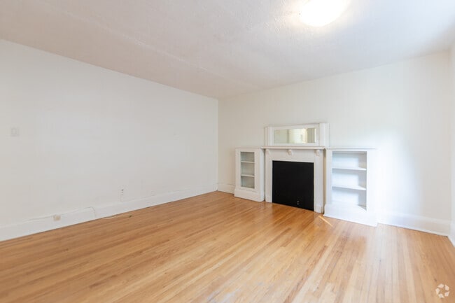 BACHELOR - 450SF - Salon - 96 Isabella St