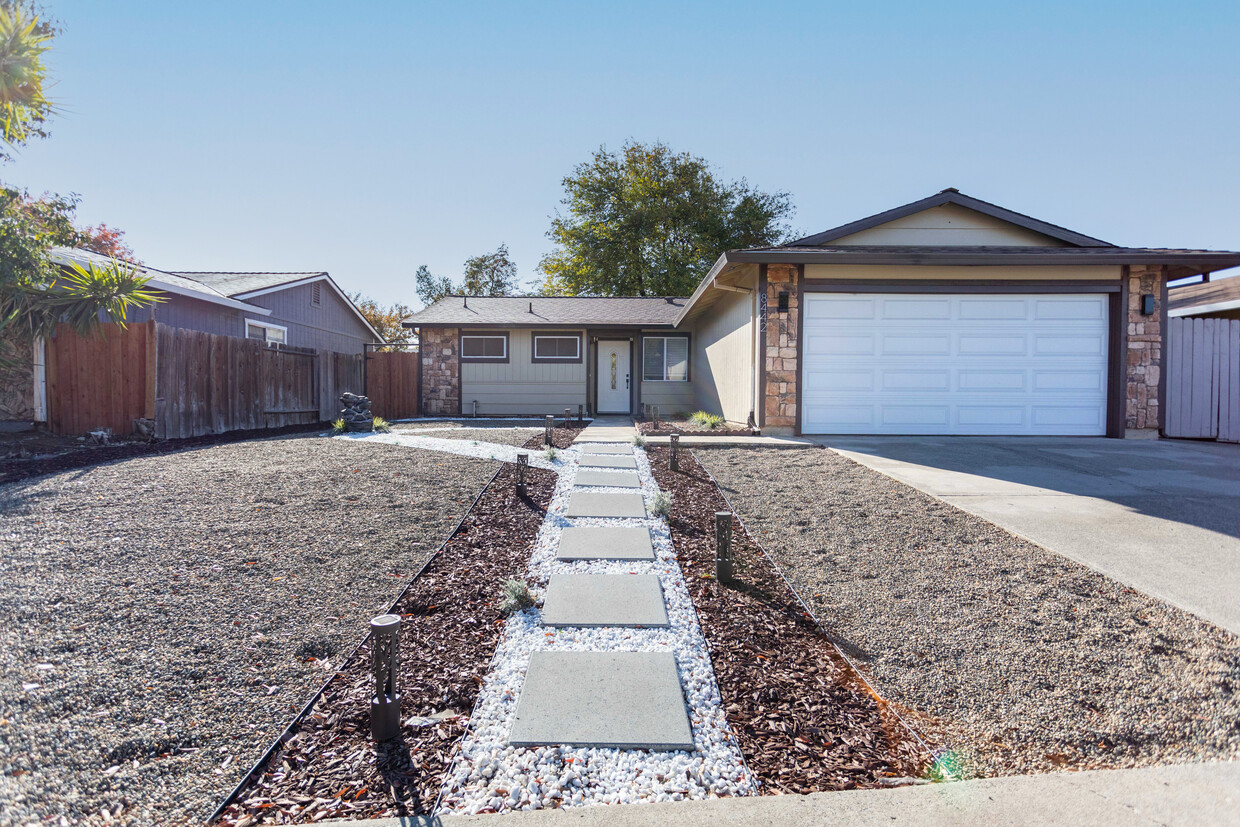 Foto principal - 8442 Sunrise Woods Way