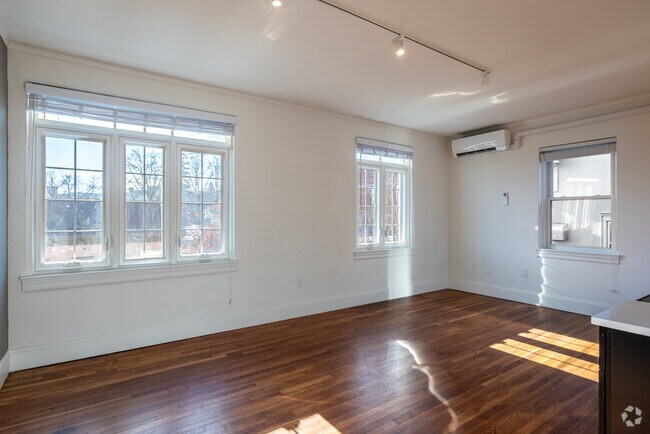 1HAB, 1BA - 600 ft² - 172 Nassau St