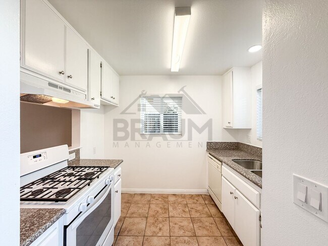 Foto del edificio - 14257 Friar St